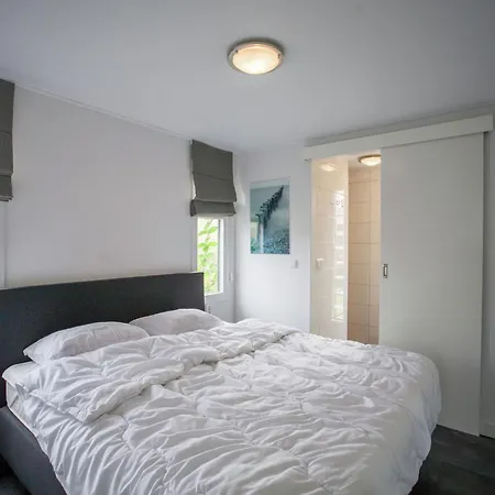 Lovely Holiday Home In Kattendijke Near Centre Exterior photo